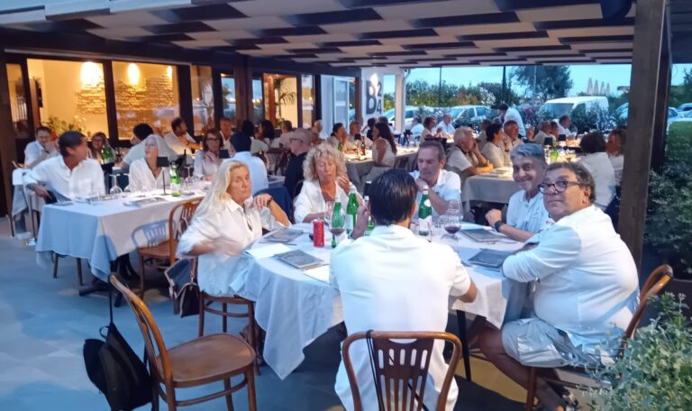 Photo Gallery di Tennis in Bianco & Legno a Bersaglio