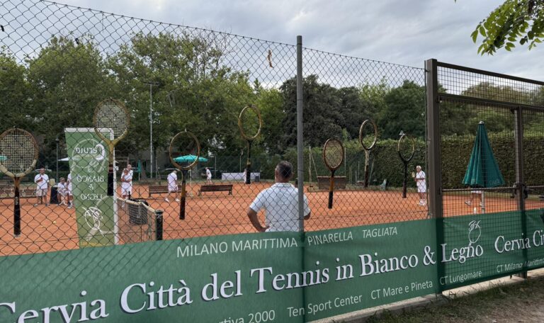 Gara di Tennis in Bianco e Legno a Bersaglio