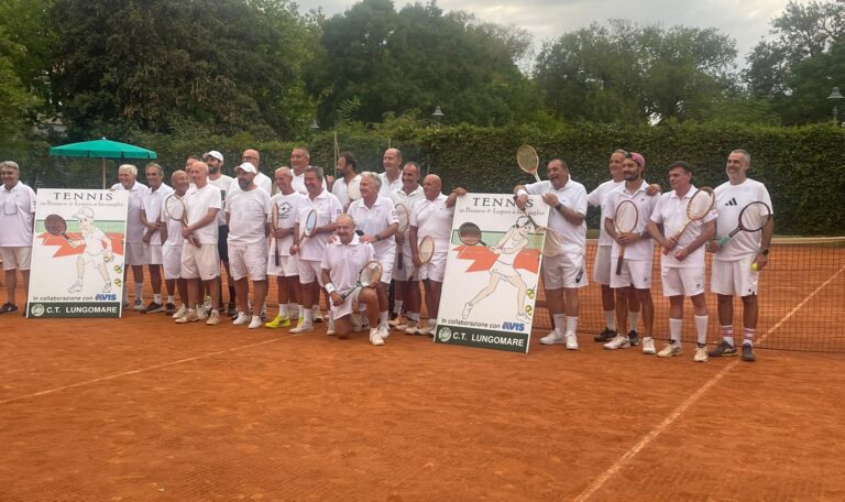 Gruppo dei partecipanti a Tennis in Bianco & Legno a Bersaglio 25 luglio 2025